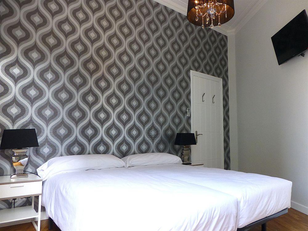 Super Balmes Guest House Barcelona Exterior photo