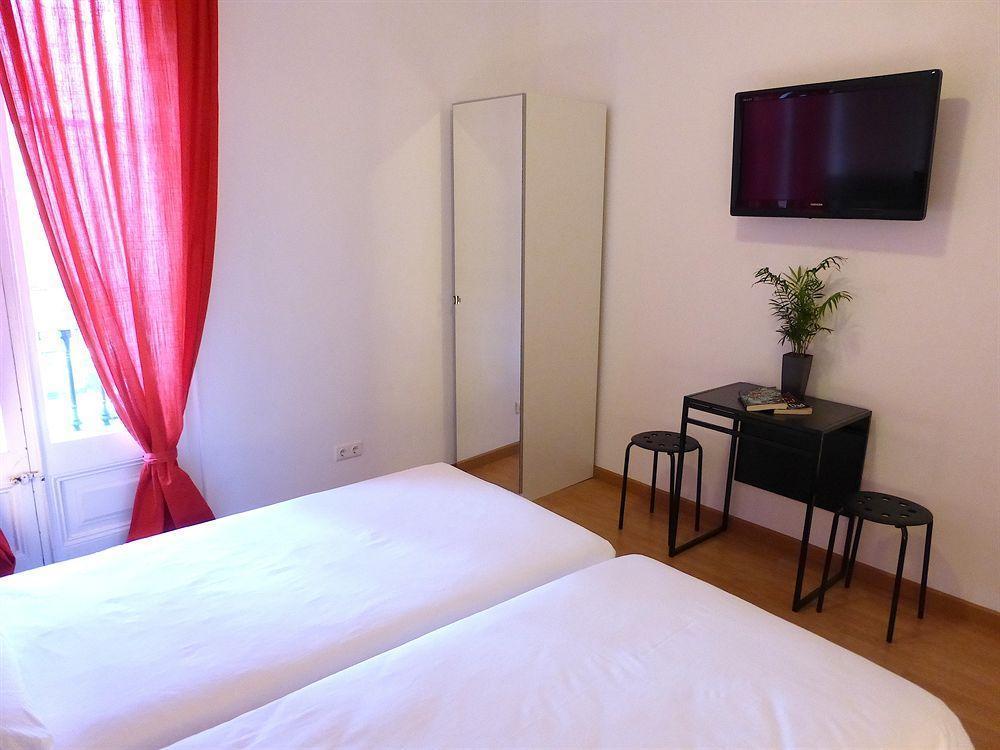 Super Balmes Guest House Barcelona Exterior photo