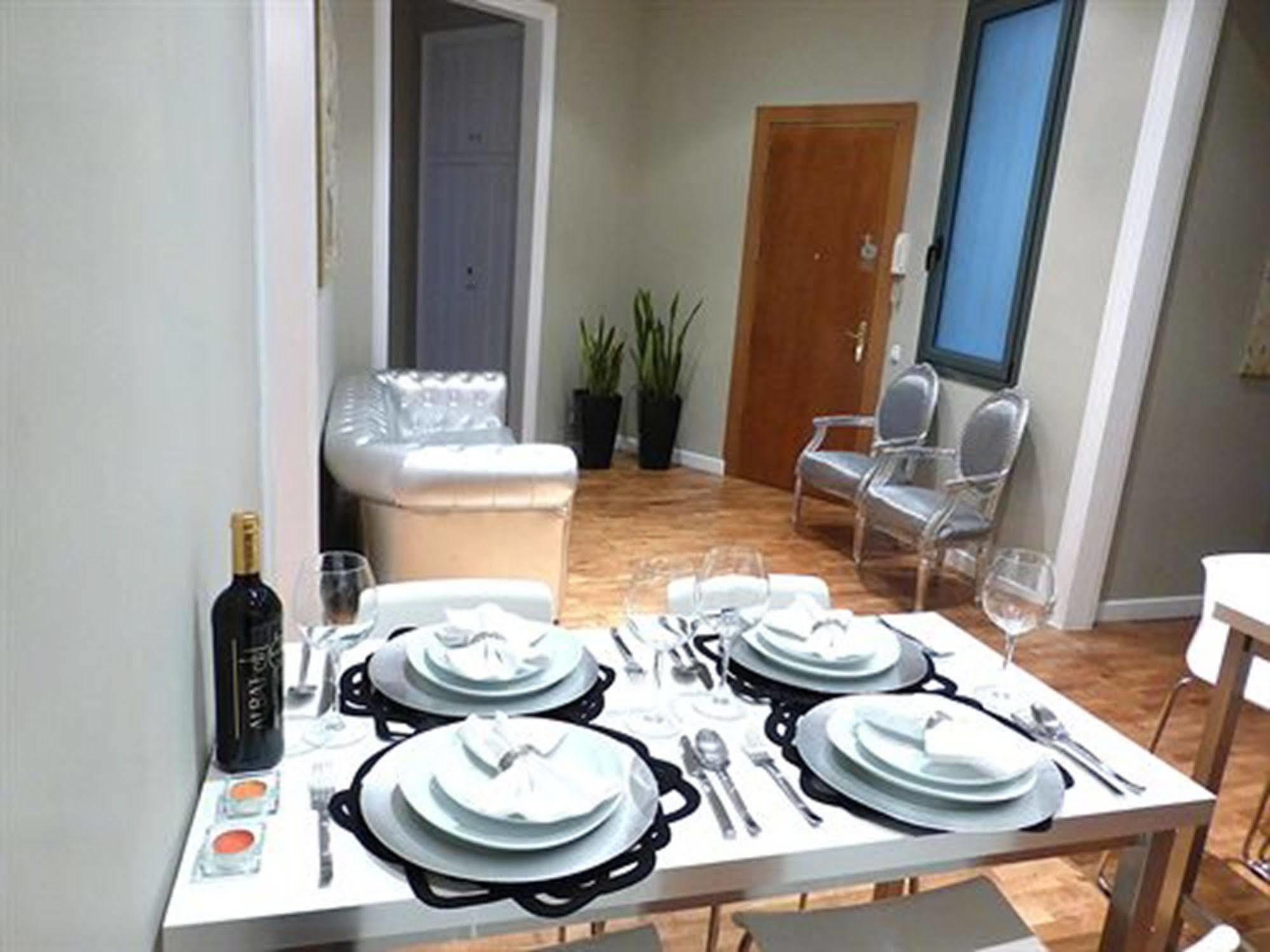 Super Balmes Guest House Barcelona Exterior photo