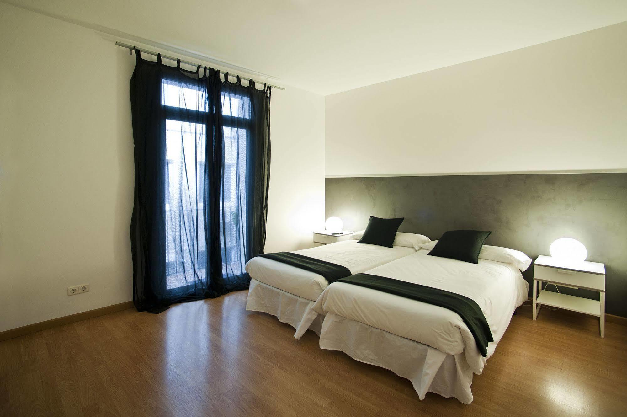 Super Balmes Guest House Barcelona Exterior photo