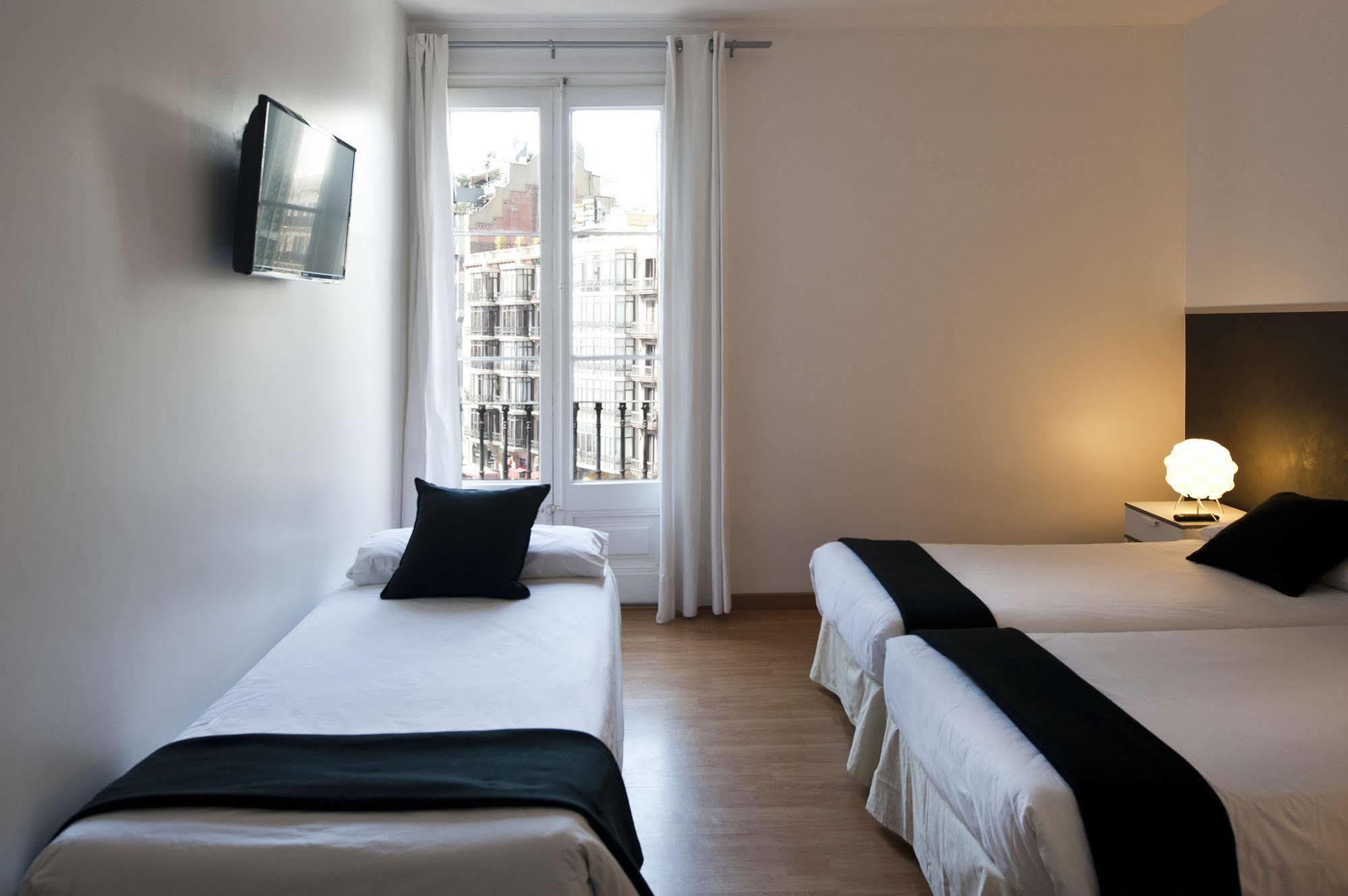 Super Balmes Guest House Barcelona Exterior photo