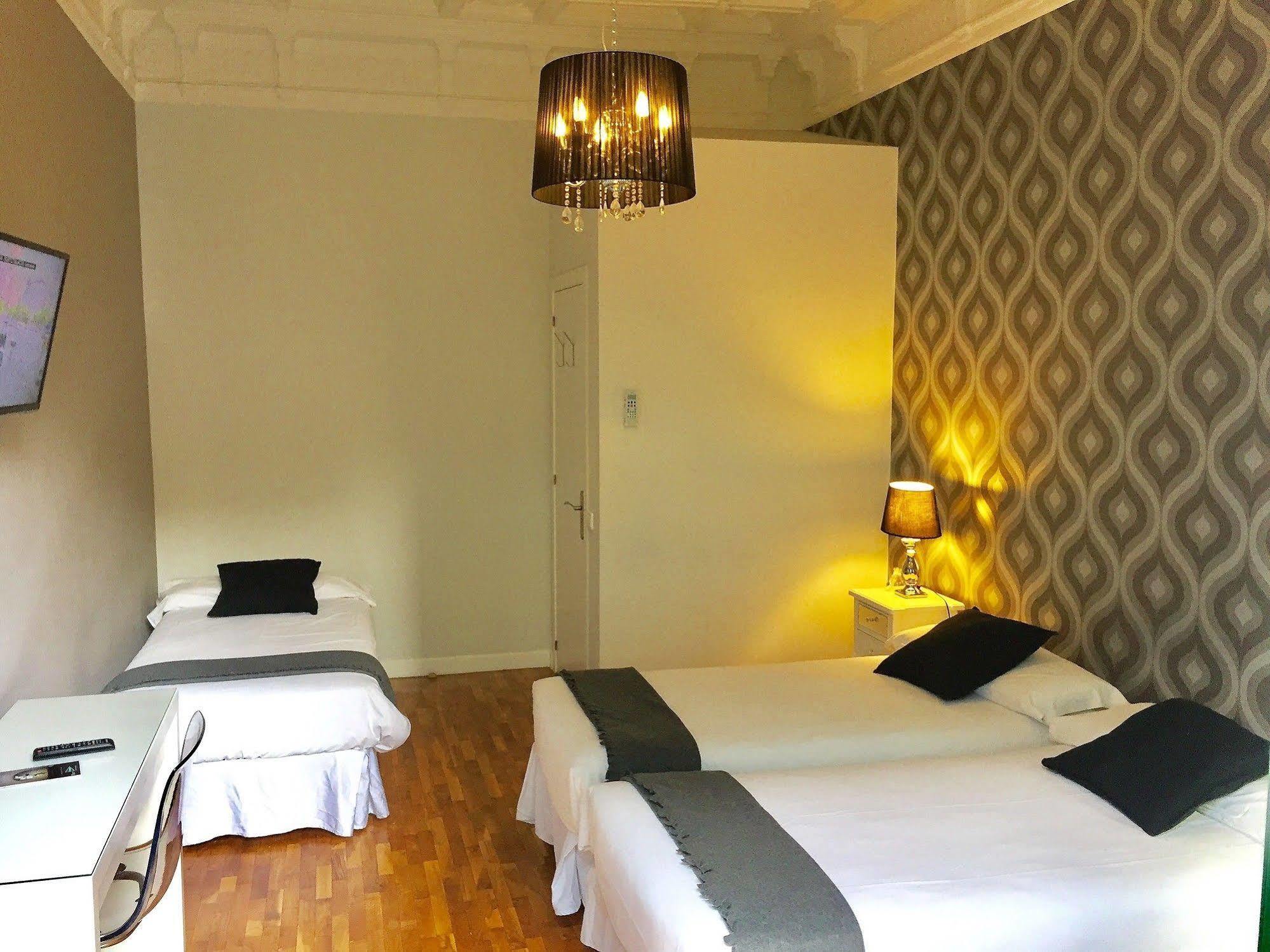 Super Balmes Guest House Barcelona Exterior photo