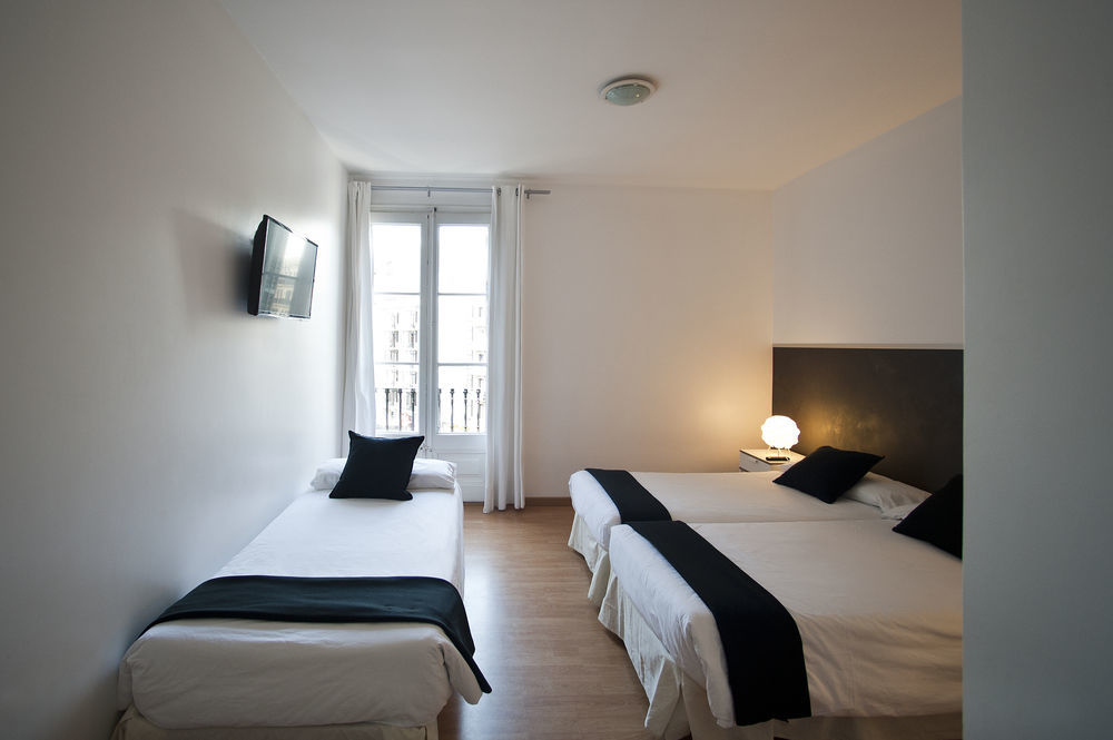 Super Balmes Guest House Barcelona Exterior photo