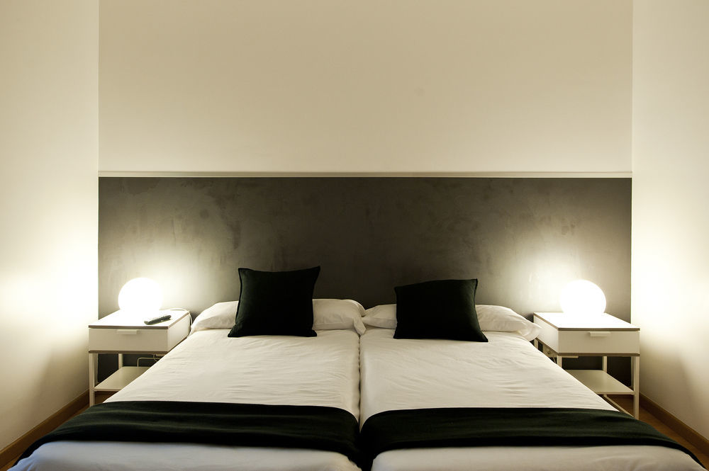 Super Balmes Guest House Barcelona Exterior photo