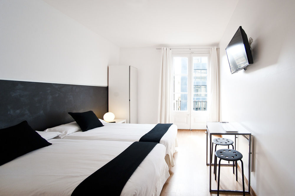 Super Balmes Guest House Barcelona Exterior photo
