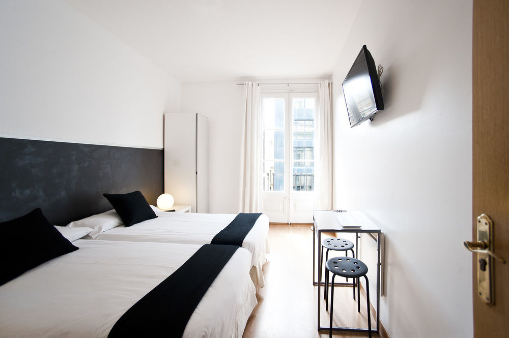 Super Balmes Guest House Barcelona Exterior photo